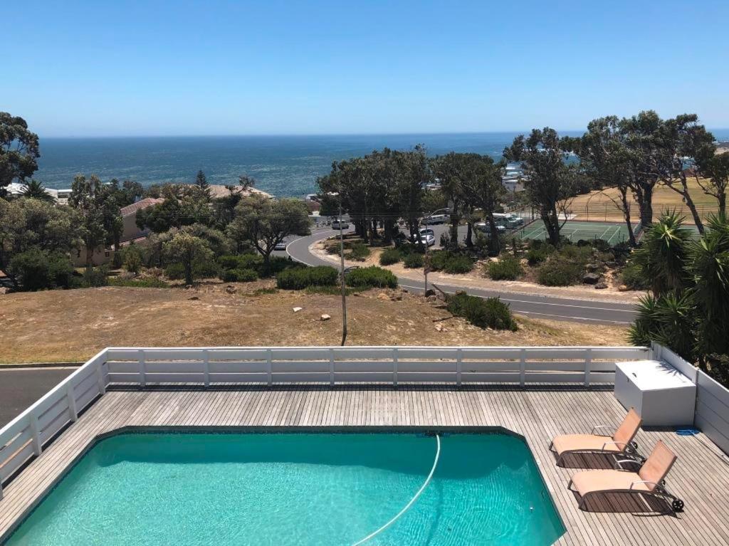 Bright Camps Bay Loft With Stunning Views And Shared Pool Apartment Кейптаун Екстериор снимка