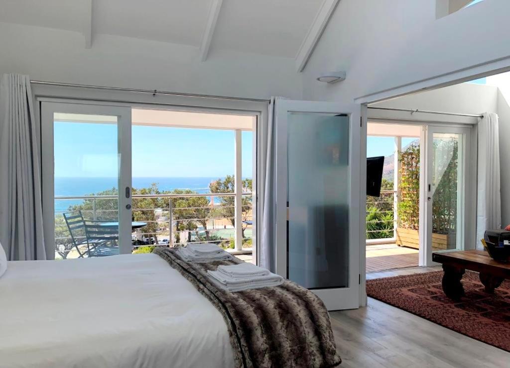 Bright Camps Bay Loft With Stunning Views And Shared Pool Apartment Кейптаун Екстериор снимка