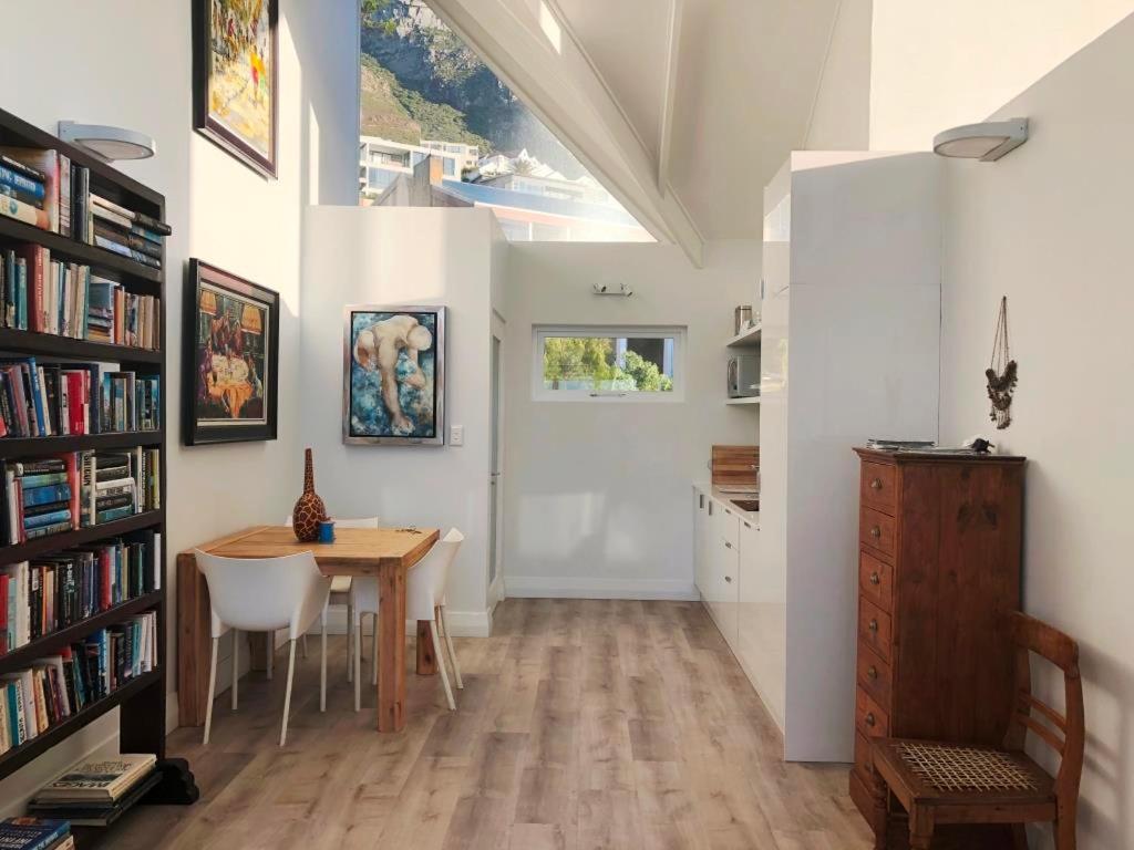 Bright Camps Bay Loft With Stunning Views And Shared Pool Apartment Кейптаун Екстериор снимка