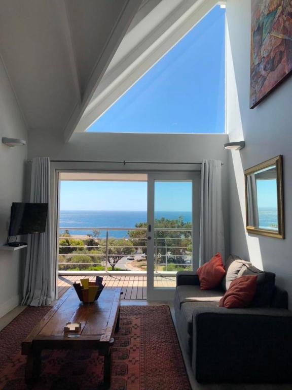 Bright Camps Bay Loft With Stunning Views And Shared Pool Apartment Кейптаун Екстериор снимка