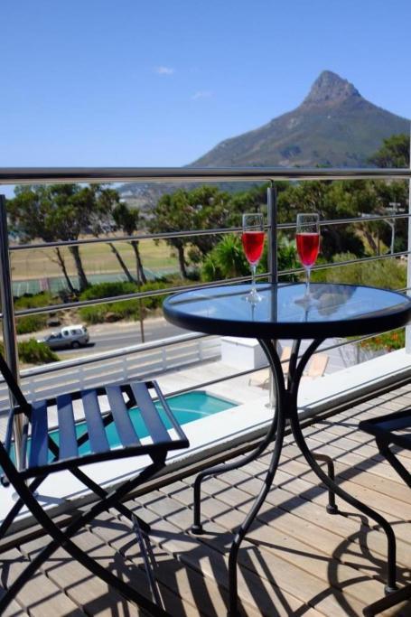 Bright Camps Bay Loft With Stunning Views And Shared Pool Apartment Кейптаун Екстериор снимка