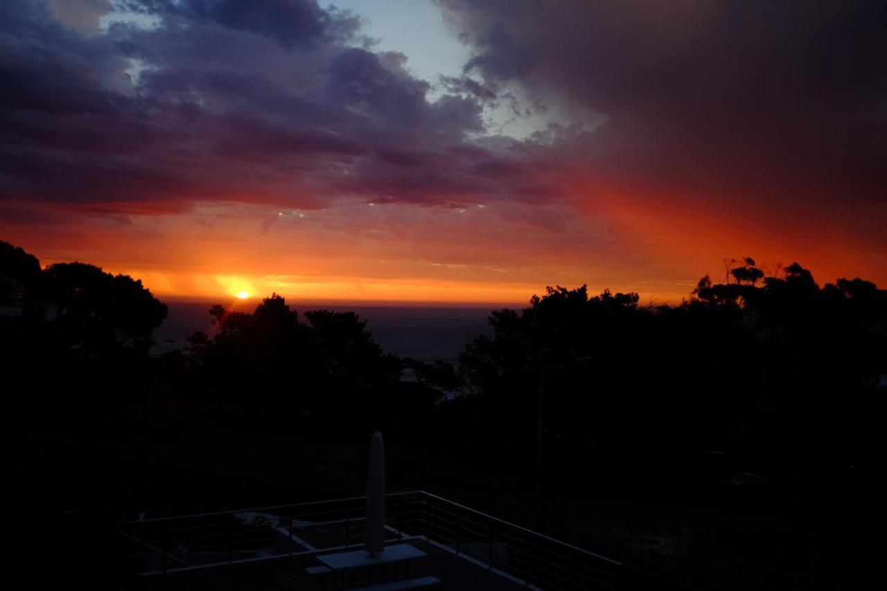 Bright Camps Bay Loft With Stunning Views And Shared Pool Apartment Кейптаун Екстериор снимка